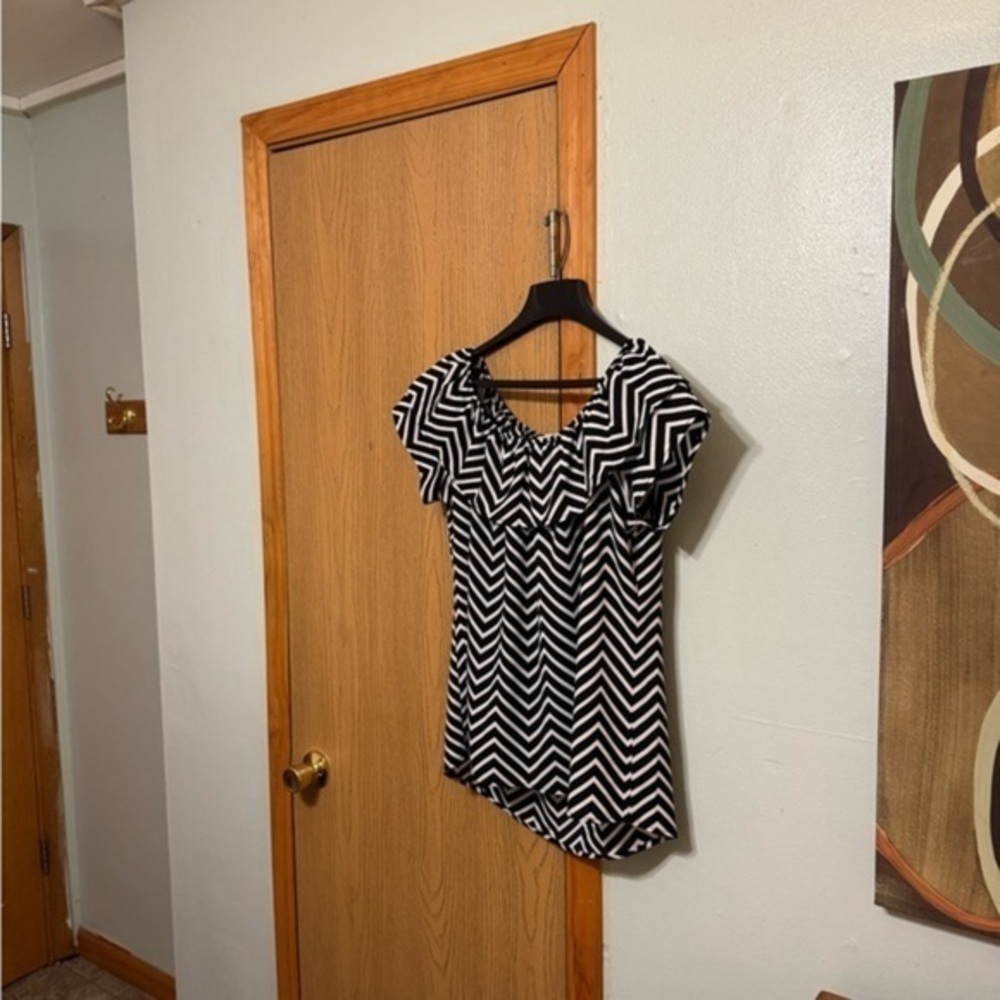 Roz & Ali Large Black & White w/Chevron Print Off-the-Shoulder Blouse - EUC